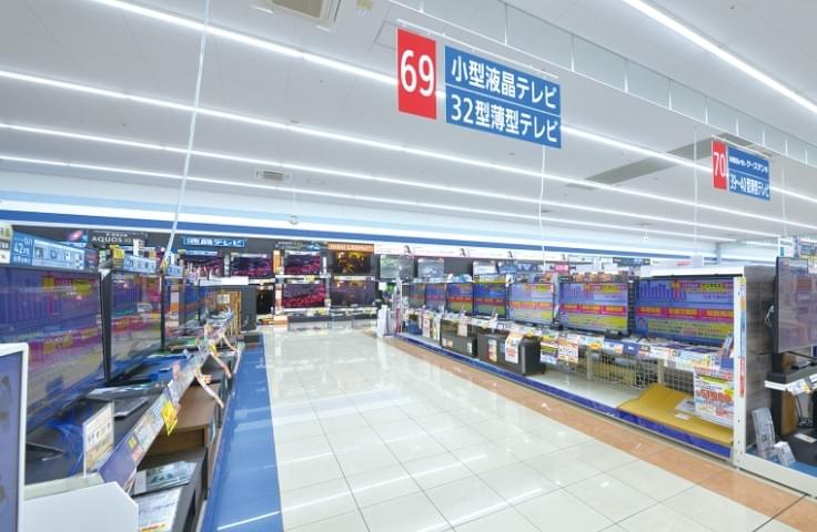 ケーズデンキの店内通路の写真