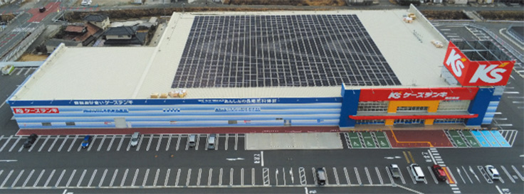 屋上に太陽光発電設備があり、駐車場にEV充電設備がある店舗